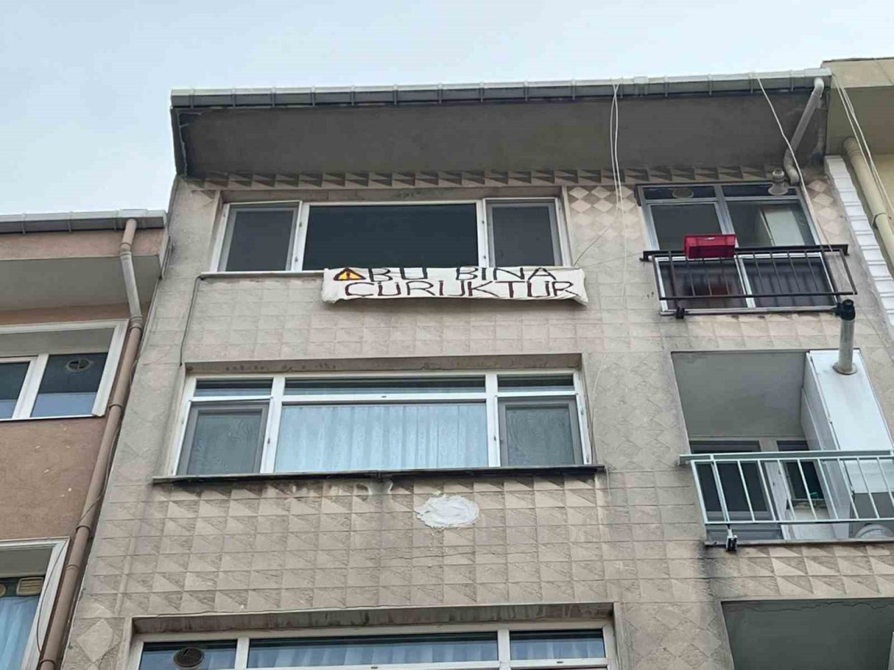 Kadıköy’de evi boşaltan kiracıdan vatandaşlara pankartlı uyarı: “Bu bina çürüktür”