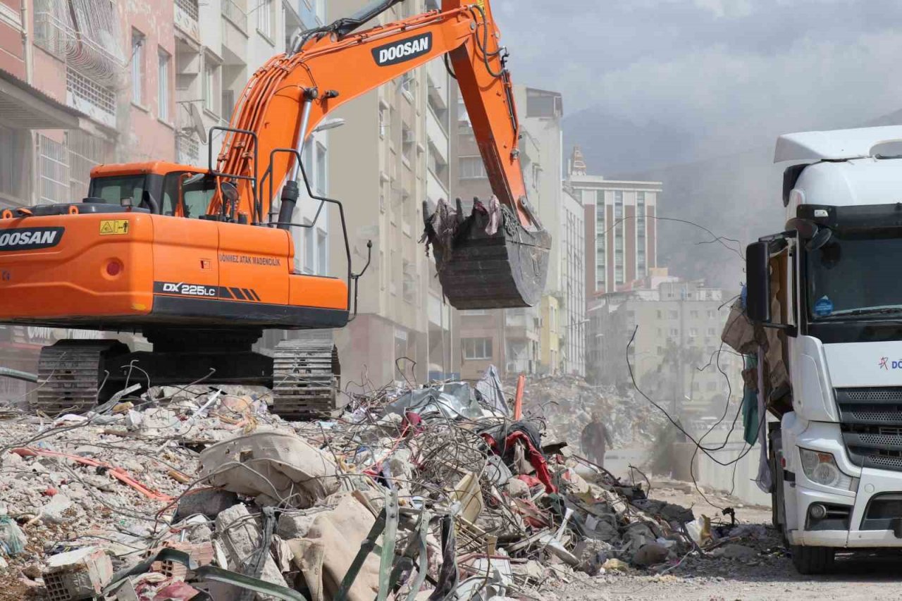 İskenderun’da enkaz kaldırma çalışmaları sürüyor