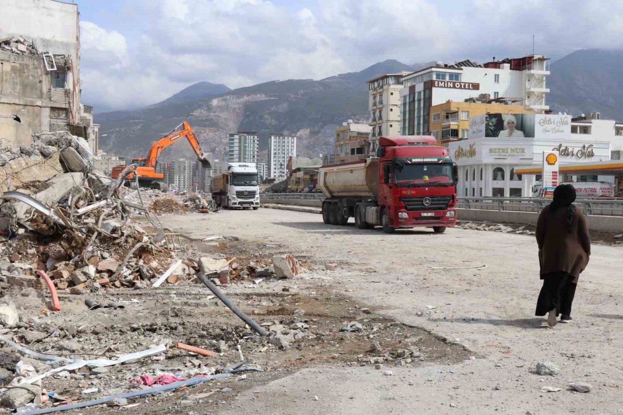 İskenderun’da enkaz kaldırma çalışmaları sürüyor