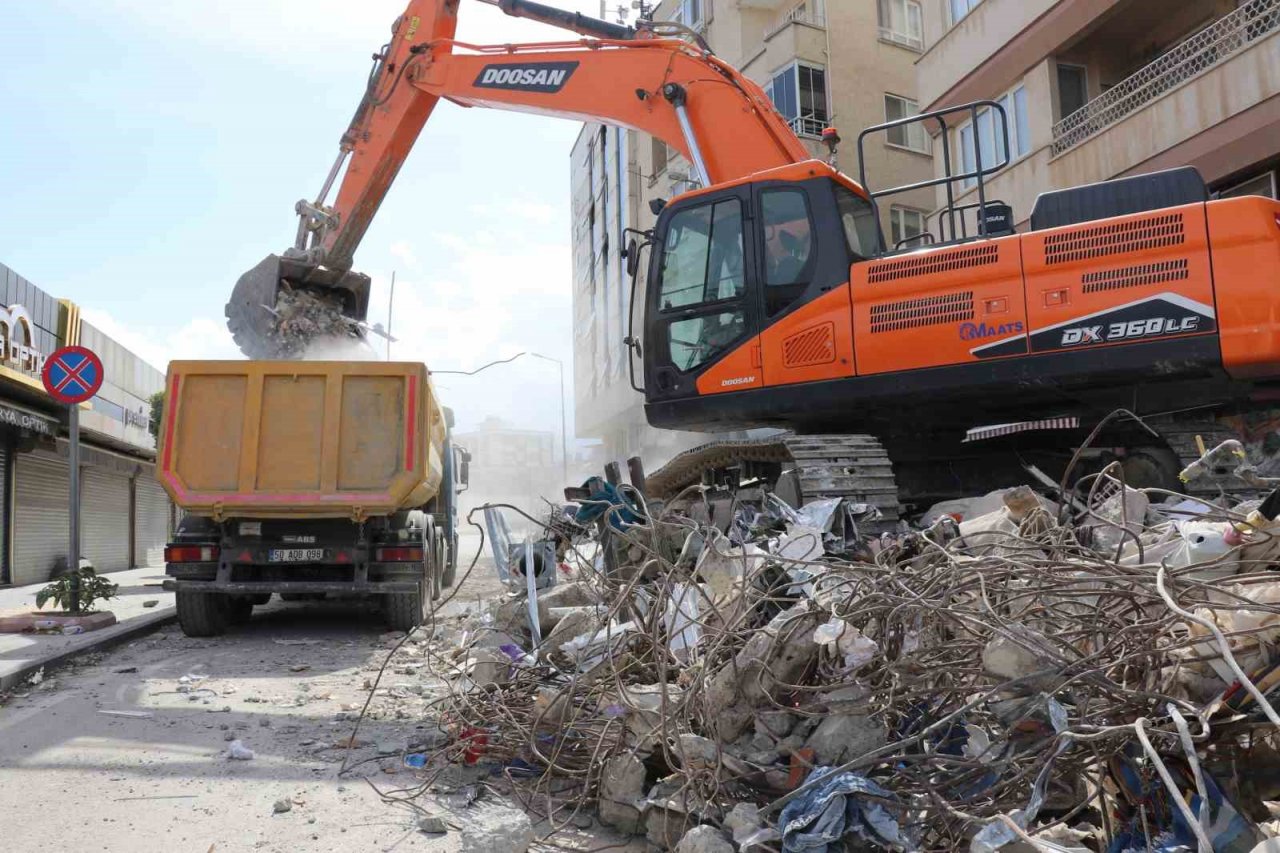 İskenderun’da enkaz kaldırma çalışmaları sürüyor