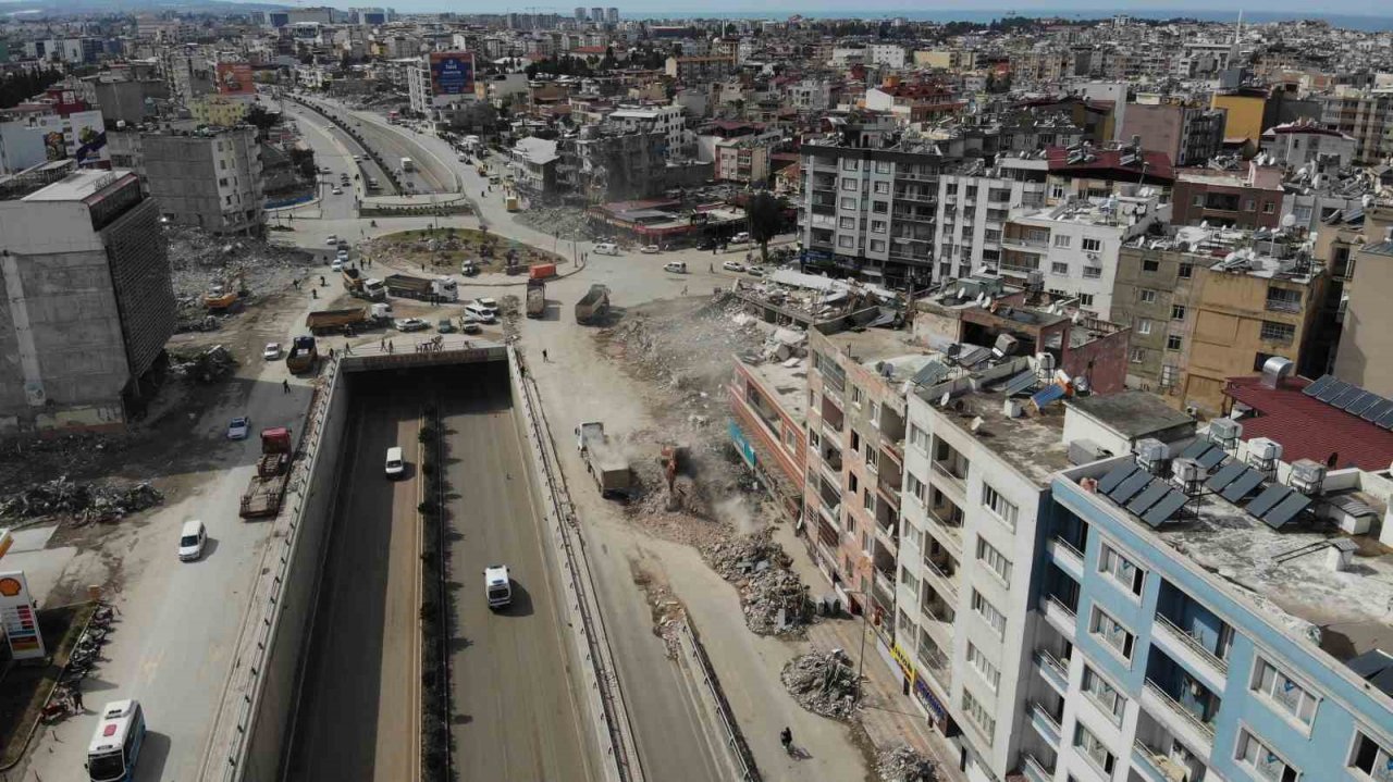 İskenderun’da enkaz kaldırma çalışmaları sürüyor