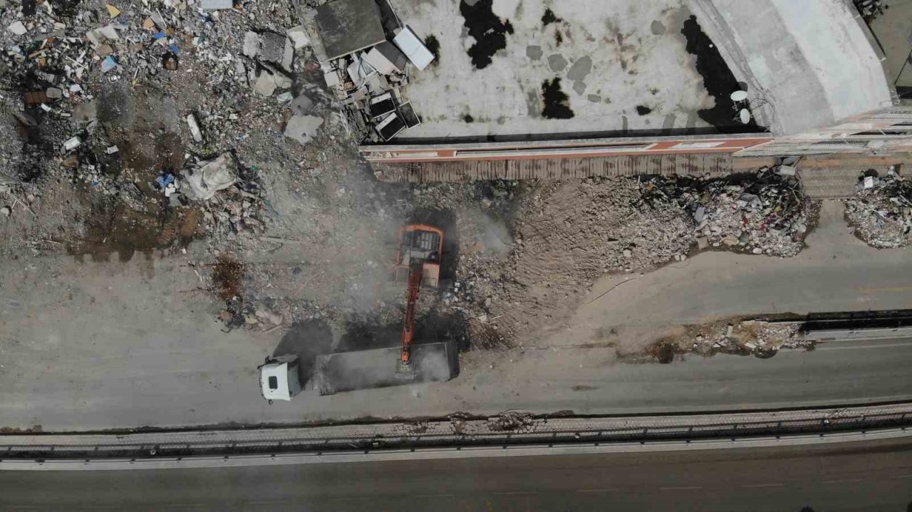 İskenderun’da enkaz kaldırma çalışmaları sürüyor