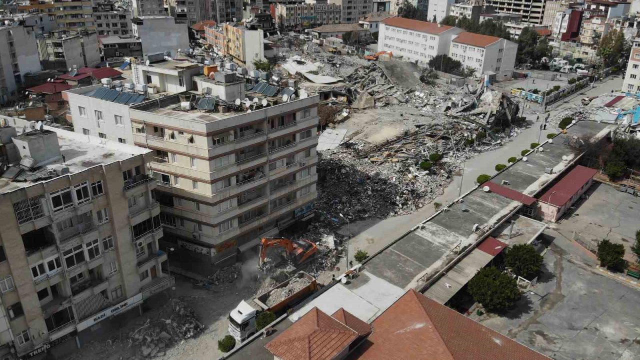 İskenderun’da enkaz kaldırma çalışmaları sürüyor