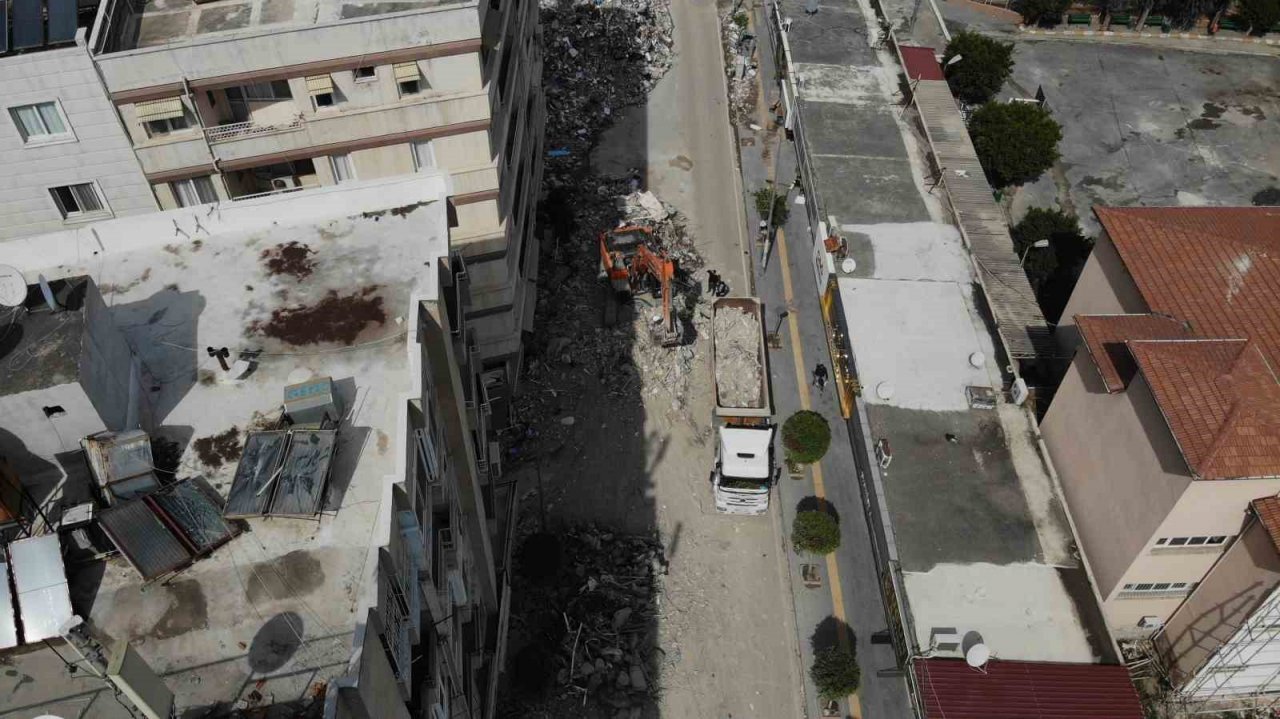 İskenderun’da enkaz kaldırma çalışmaları sürüyor