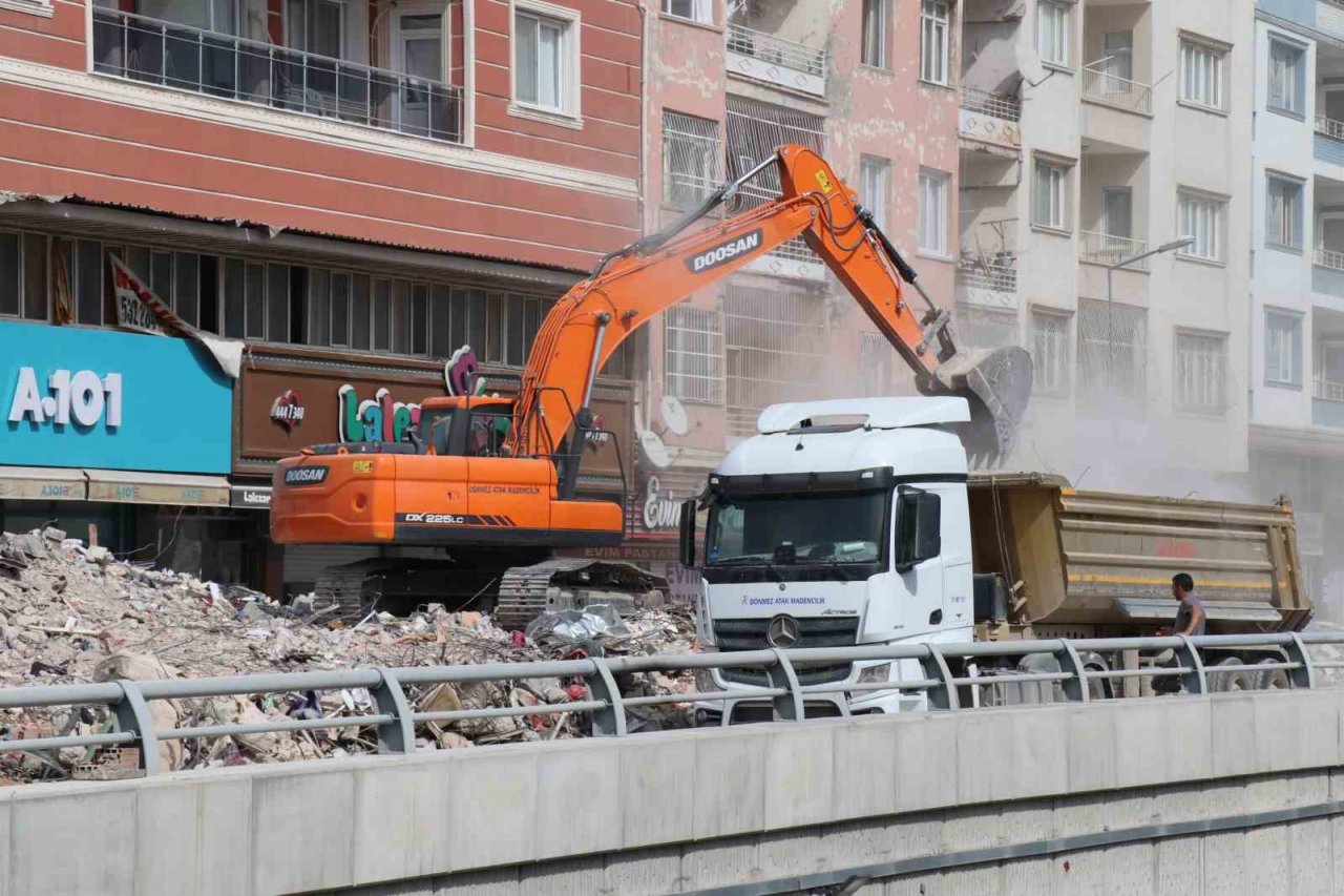 İskenderun’da enkaz kaldırma çalışmaları sürüyor