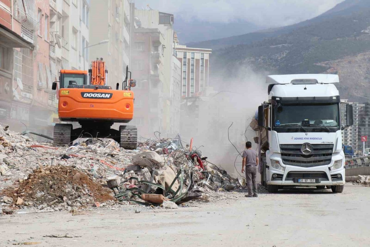 İskenderun’da enkaz kaldırma çalışmaları sürüyor
