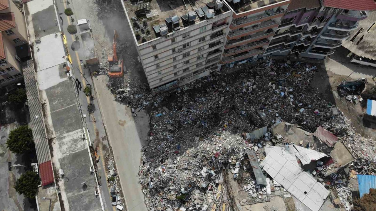 İskenderun’da enkaz kaldırma çalışmaları sürüyor