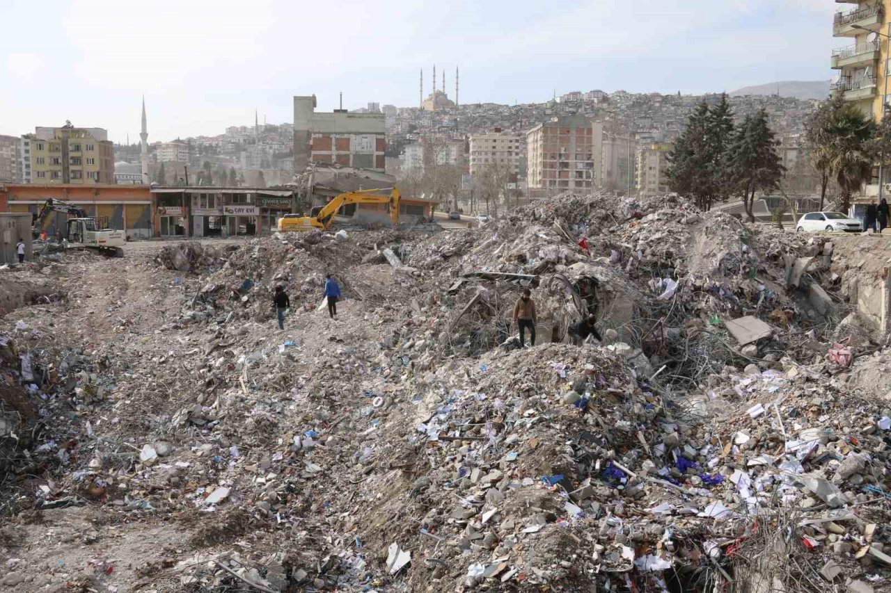 Günlerdir enkazda Kabe örtüsünü arıyorlar