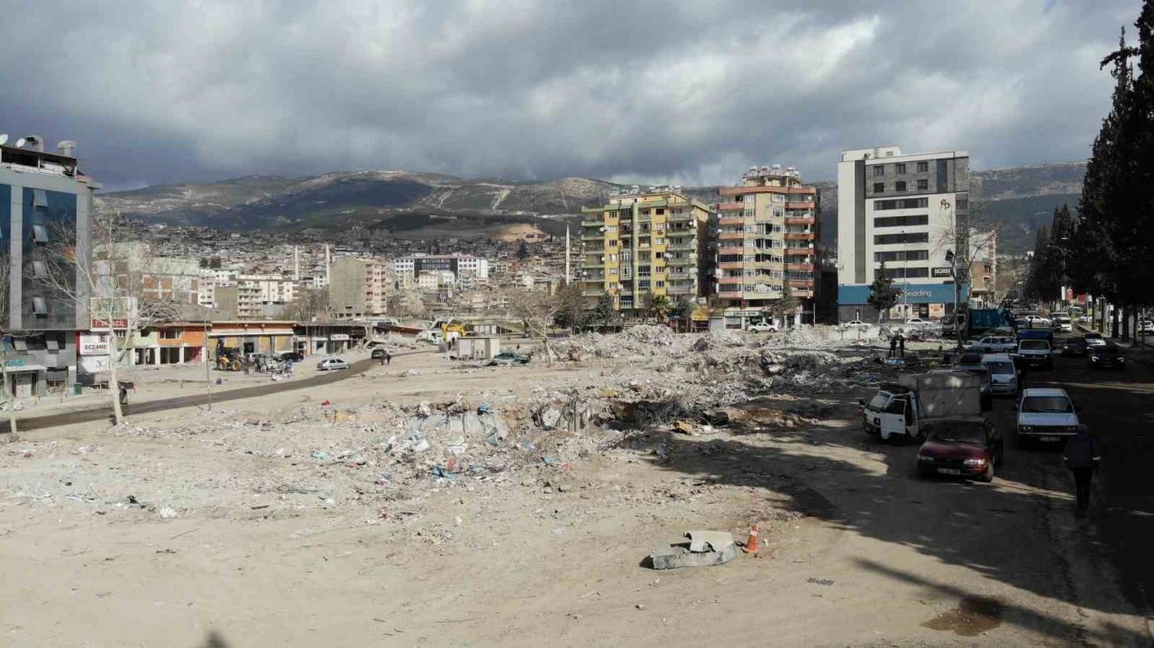 Günlerdir enkazda Kabe örtüsünü arıyorlar