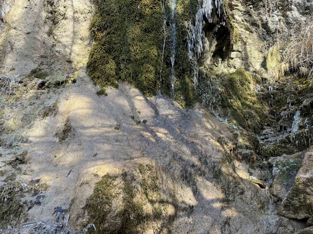 Kar sularının erimesiyle oluşan şelale görsel şölen sundu