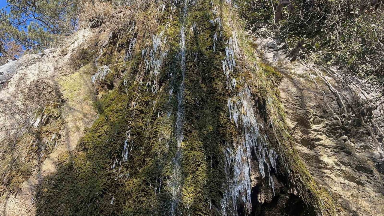 Kar sularının erimesiyle oluşan şelale görsel şölen sundu