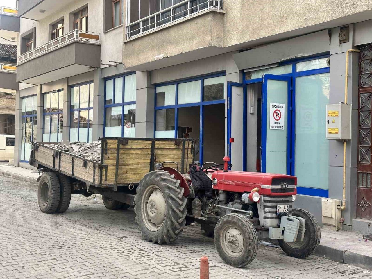 BİM’in aynı ilçedeki iki mağazasına mühür