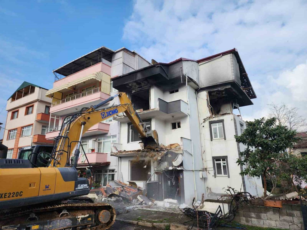 Doğalgaz patlamasında ağır hasar alan binanın yıkımı tamamlandı
