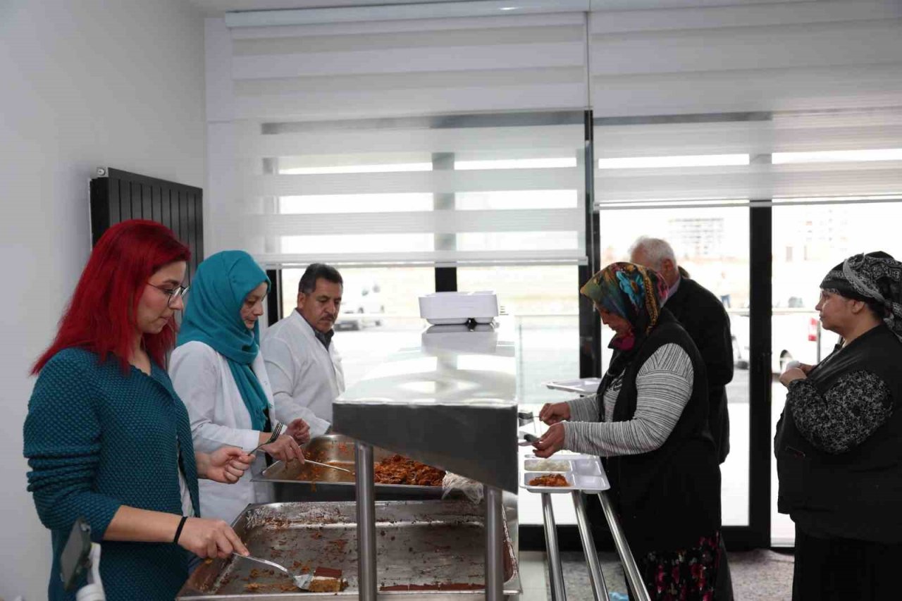 Kayseri Büyükşehir, tedavi gören depremzede yakınlarını misafirhanede ağırlıyor