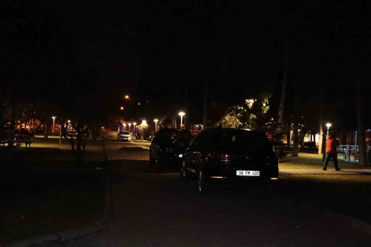 Kayserililer depremlerin ardından akşamı parklarda geçiriyor