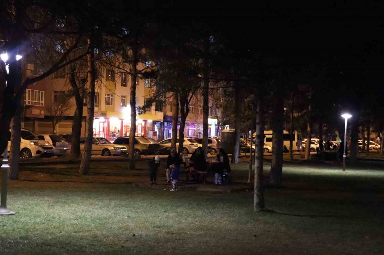 Kayserililer depremlerin ardından akşamı parklarda geçiriyor