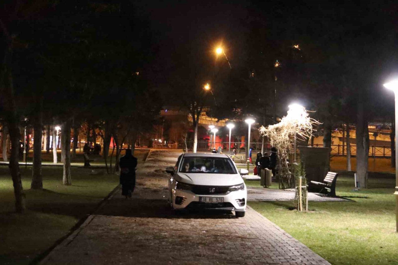 Kayserililer depremlerin ardından akşamı parklarda geçiriyor
