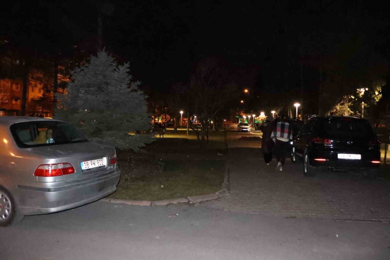 Kayserililer depremlerin ardından akşamı parklarda geçiriyor