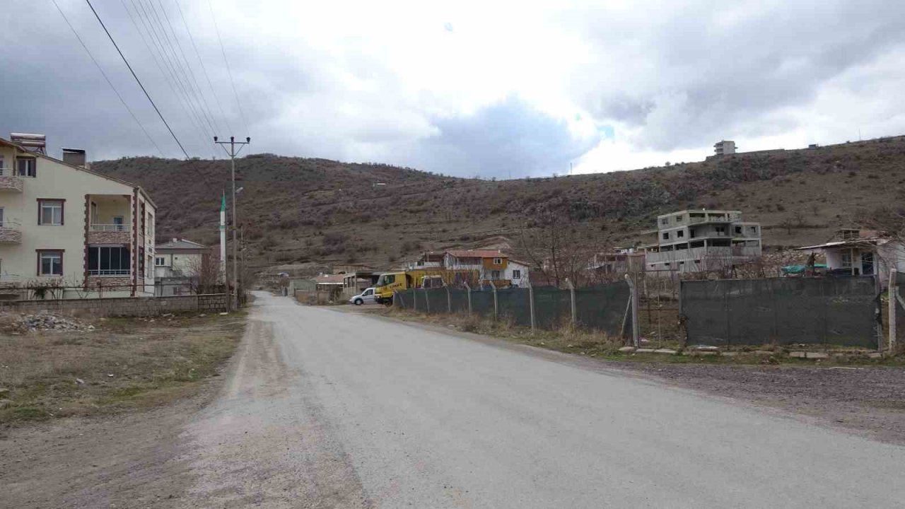 1 haftada 16 kez sallanan mahalle sakinleri diken üstünde