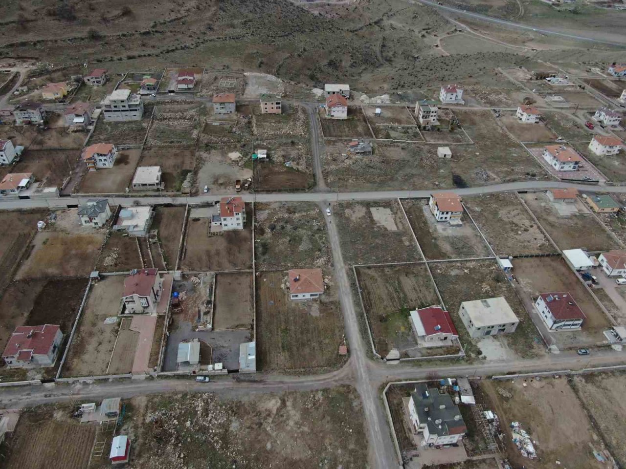 1 haftada 16 kez sallanan mahalle sakinleri diken üstünde