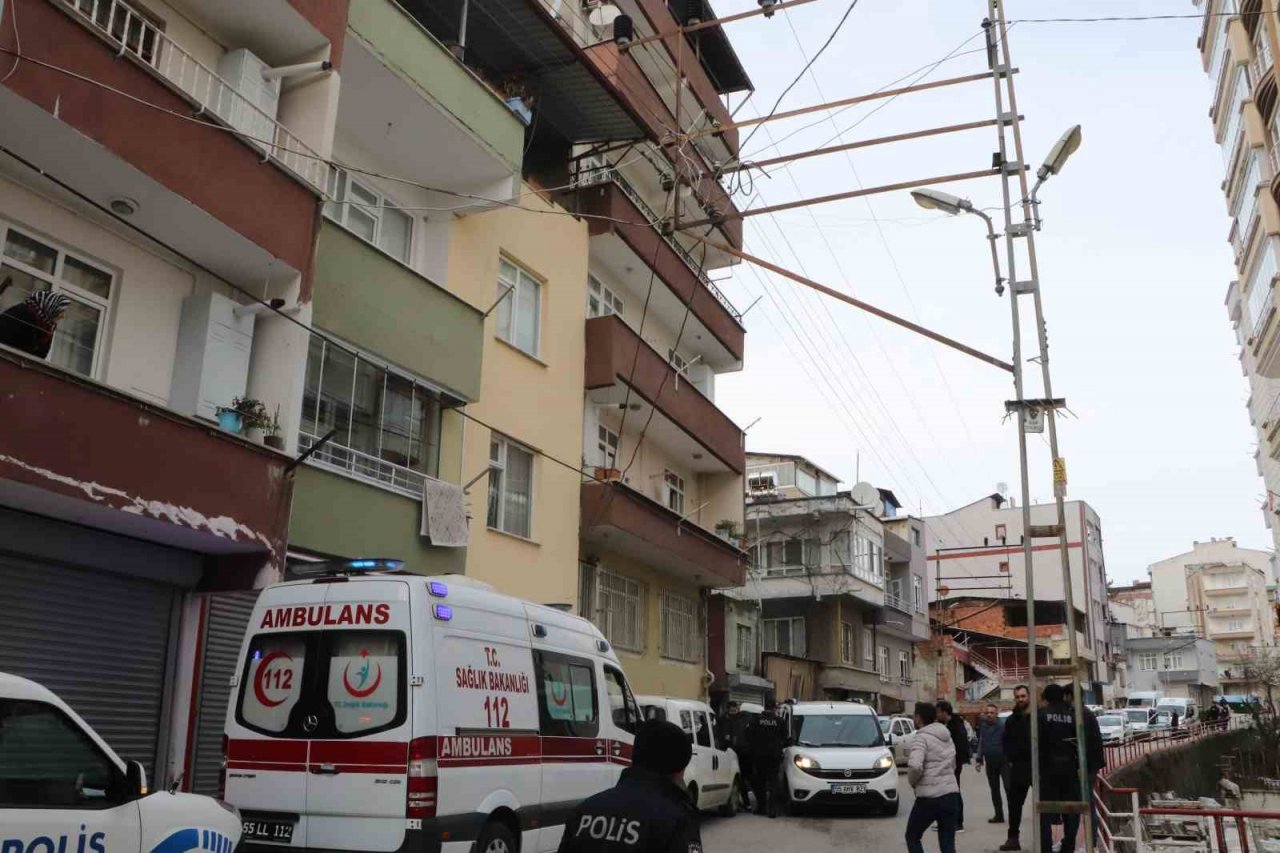 Kendini pompalı tüfekle eve kilitleyen şahıs polisi alarma geçirdi