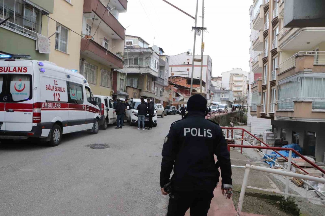 Kendini pompalı tüfekle eve kilitleyen şahıs polisi alarma geçirdi