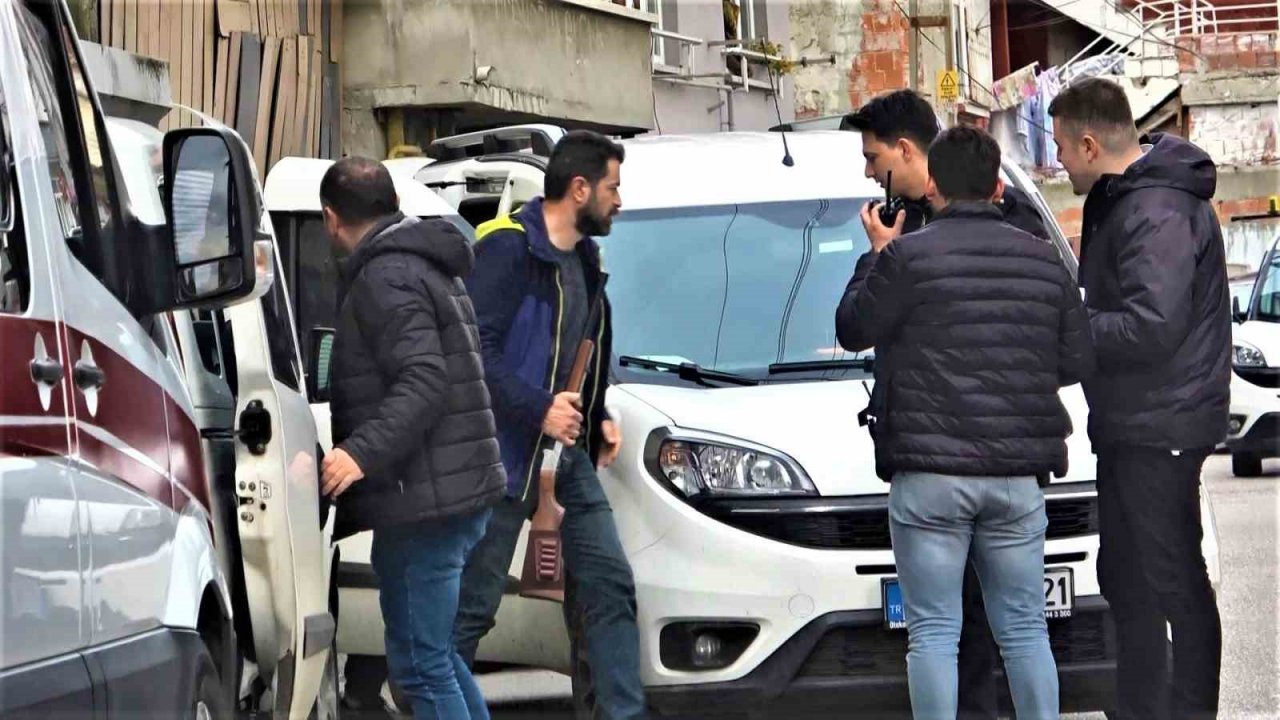 Kendini pompalı tüfekle eve kilitleyen şahıs polisi alarma geçirdi