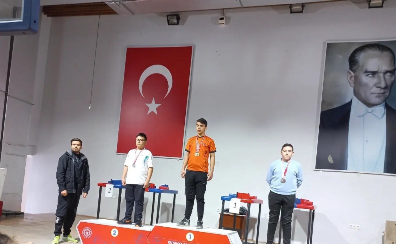 Köprüören Tek Termik Ortaokulu bilek güreşinde 10 altın, 4 gümüş, 2 bronz madalya kazandı