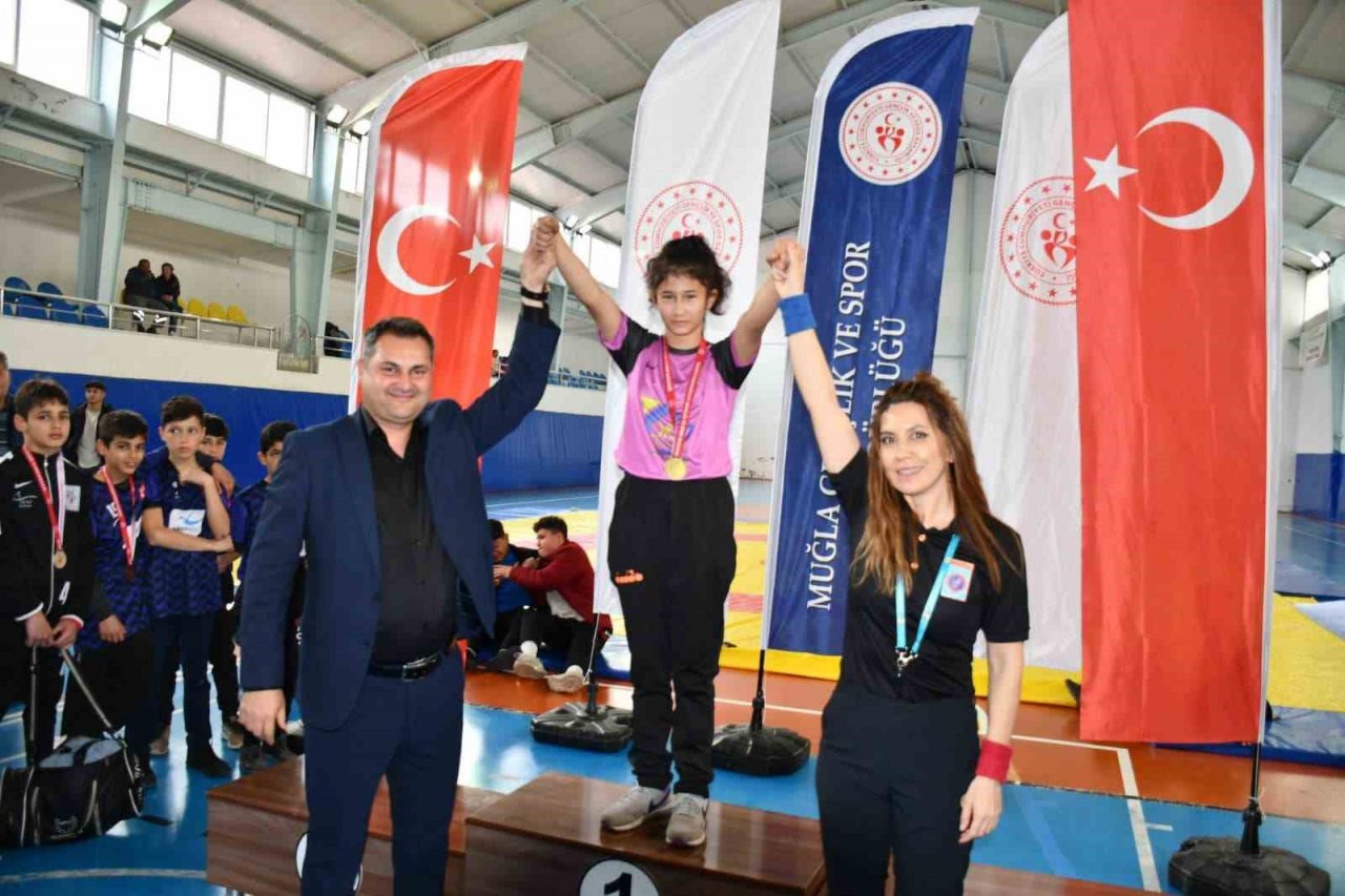 Köyceğizli güreşçi kızlar şampiyonaya damga vurdu
