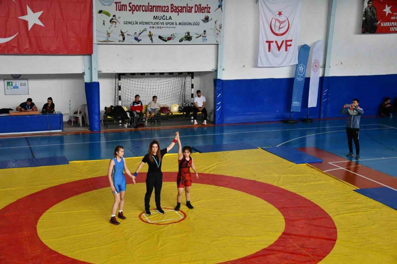 Köyceğizli güreşçi kızlar şampiyonaya damga vurdu