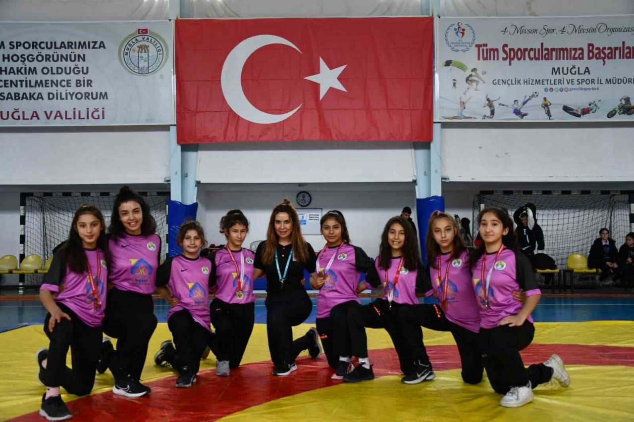 Köyceğizli güreşçi kızlar şampiyonaya damga vurdu