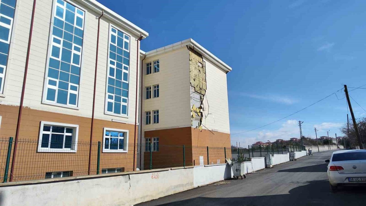 Kuvvetli rüzgar okul duvarının yapı malzemelerini uçurdu