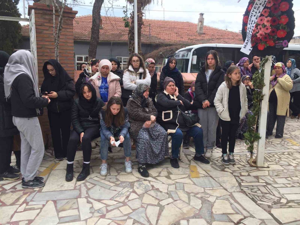 Beton mikserinin altında ölen anne toprağa verildi