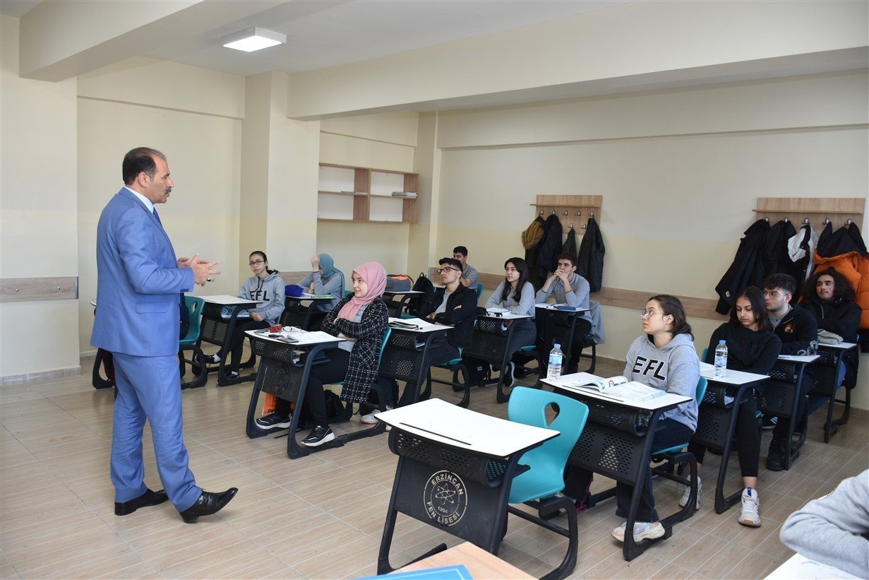 Milli Eğitim Müdürü Gün, Erzincan Fen Lisesi öğrencileriyle bir araya geldi