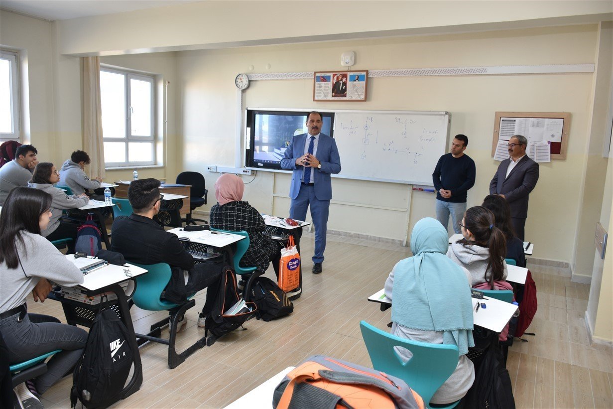 Milli Eğitim Müdürü Gün, Erzincan Fen Lisesi öğrencileriyle bir araya geldi