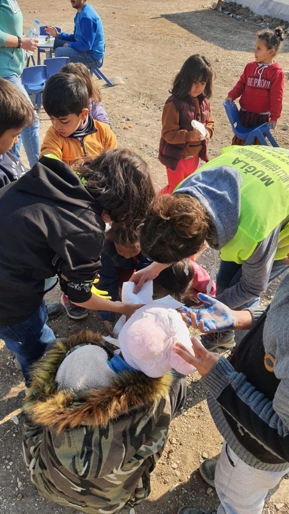 Muğla’dan deprem bölgesine öğretmenler psikososyal destek için gitti