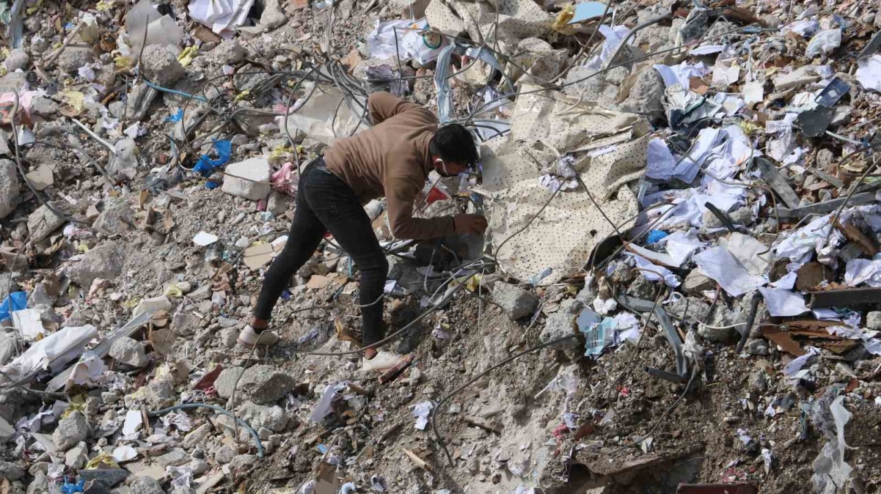 Günlerdir enkazda Kabe örtüsünü arıyorlar