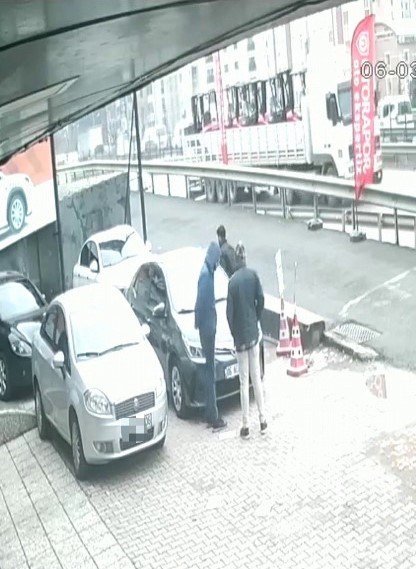 Pendik’te alıcı ile satıcının ekspertiz kavgası: Otomobilin lastiklerini kesti