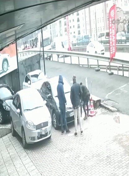 Pendik’te alıcı ile satıcının ekspertiz kavgası: Otomobilin lastiklerini kesti