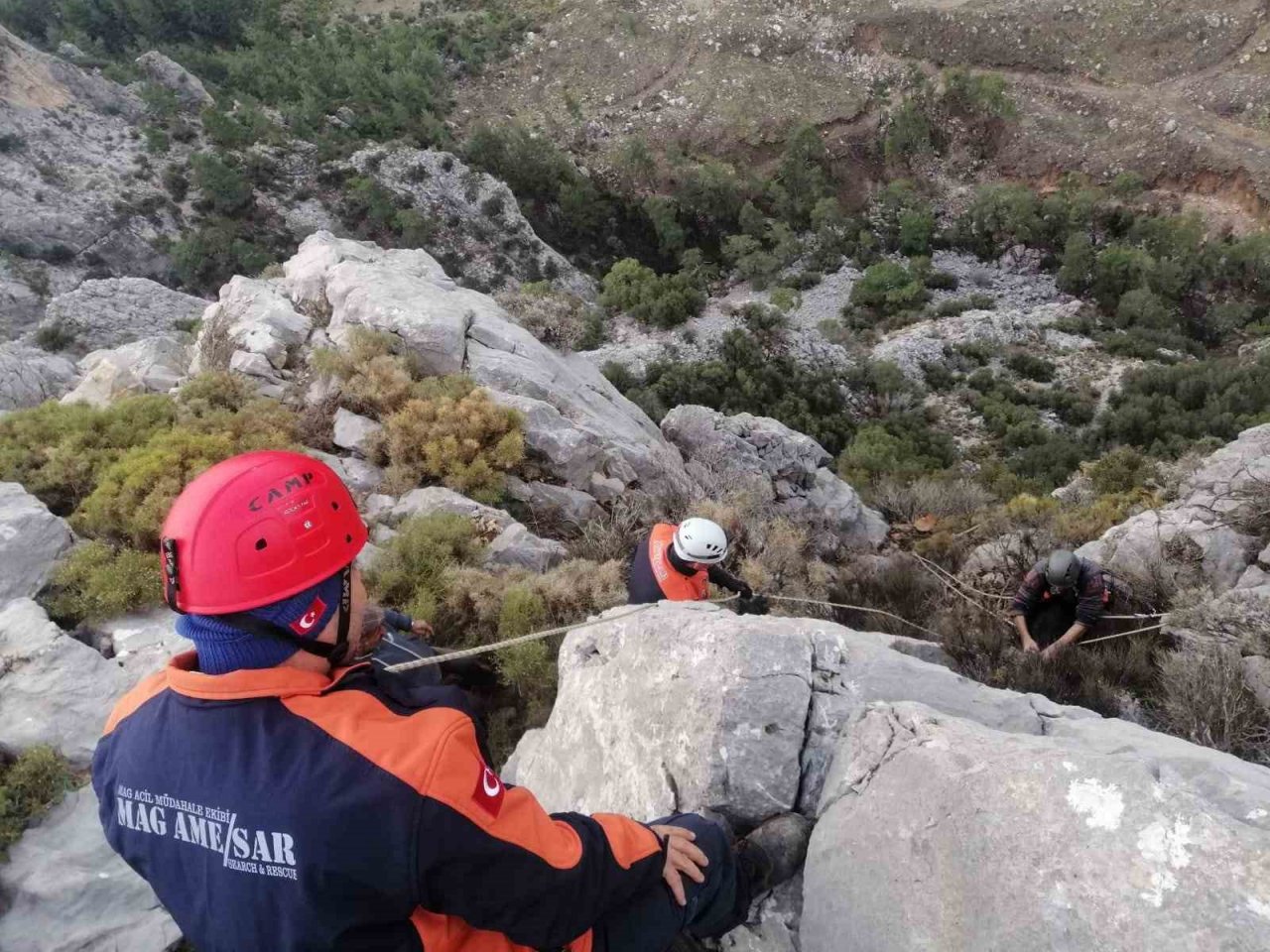 Kayalıklarda mahsur kalan keçiyi MAG-AME ekibi kurtardı