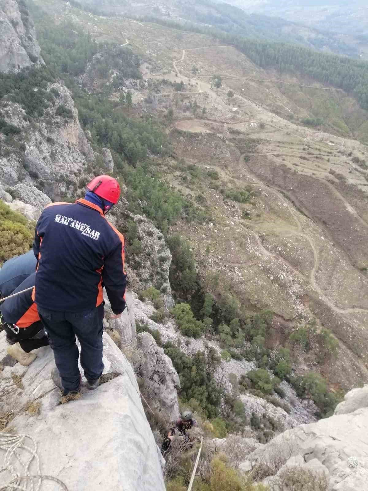 Kayalıklarda mahsur kalan keçiyi MAG-AME ekibi kurtardı
