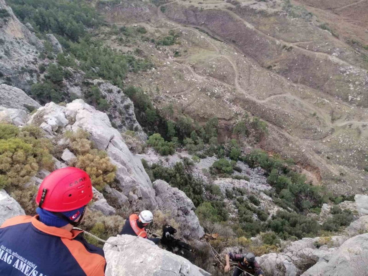 Kayalıklarda mahsur kalan keçiyi MAG-AME ekibi kurtardı