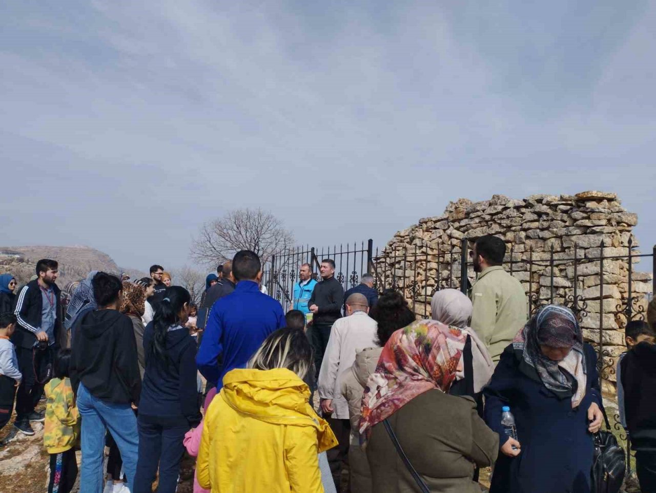 Siirt’te misafir edilen depremzede aileler ve çocukları kentin tarihi ve kültürel yerlerini gezdi