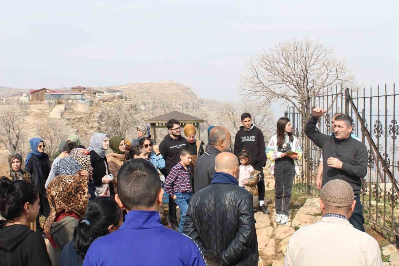 Siirt’te misafir edilen depremzede aileler ve çocukları kentin tarihi ve kültürel yerlerini gezdi