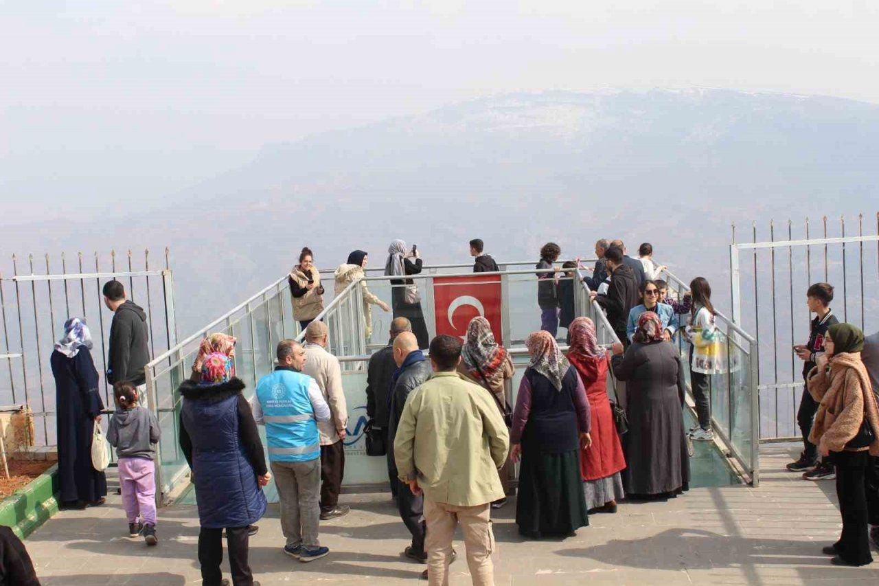 Siirt’te misafir edilen depremzede aileler ve çocukları kentin tarihi ve kültürel yerlerini gezdi