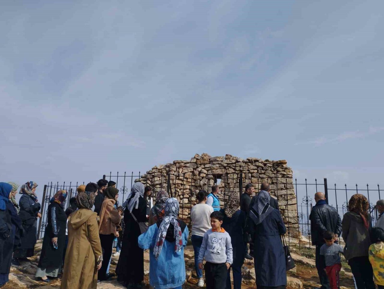 Siirt’te misafir edilen depremzede aileler ve çocukları kentin tarihi ve kültürel yerlerini gezdi