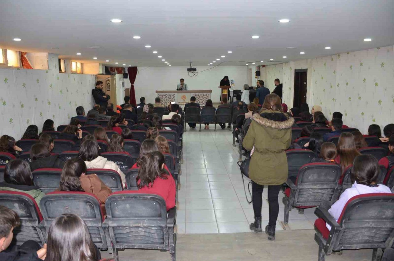 Beytüşşebap’ta kurum amirleri meslek tanıtım seminerine katıldı