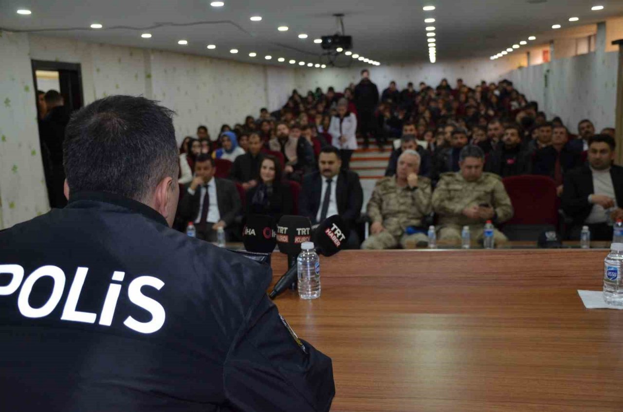 Beytüşşebap’ta kurum amirleri meslek tanıtım seminerine katıldı