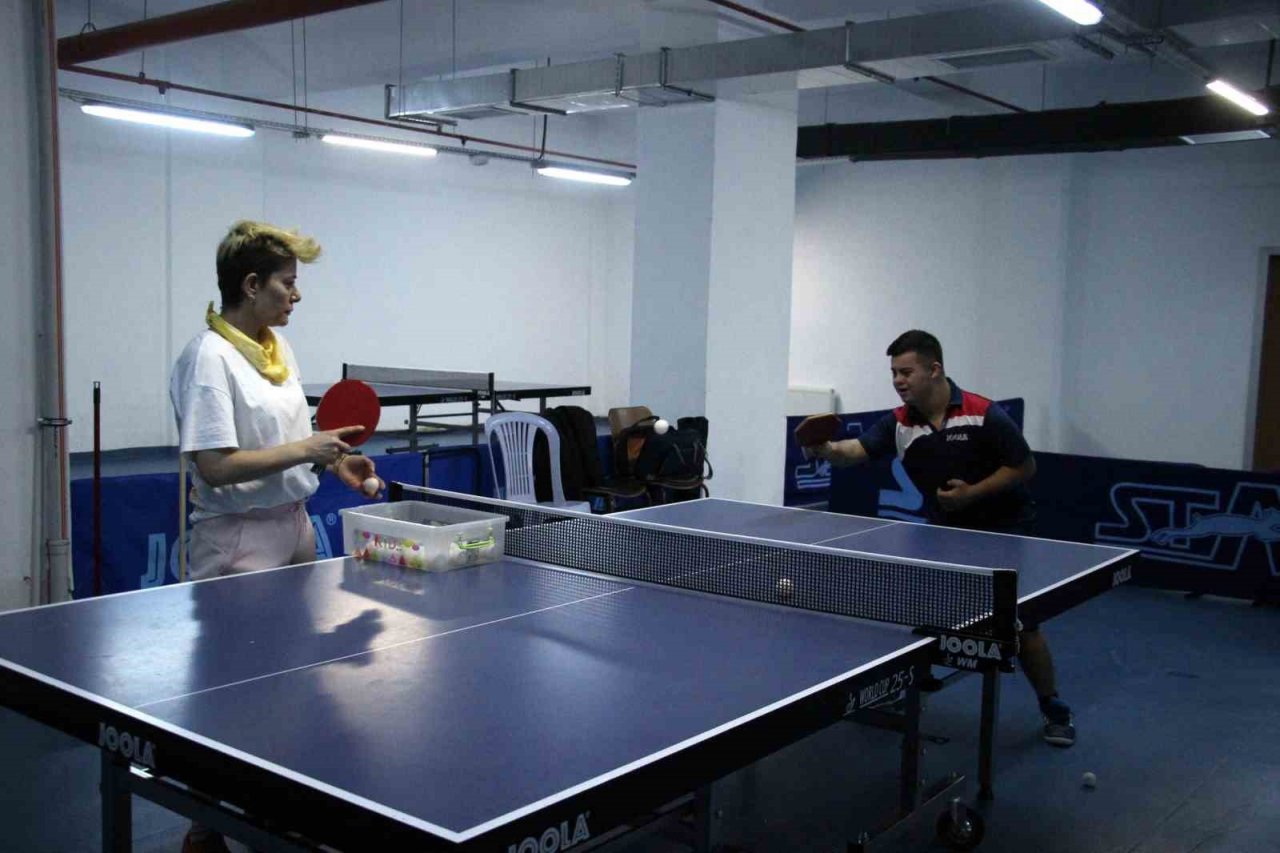 Down sendromlu Umut’un en büyük hedefi masa tenisinde kupa kaldırmak