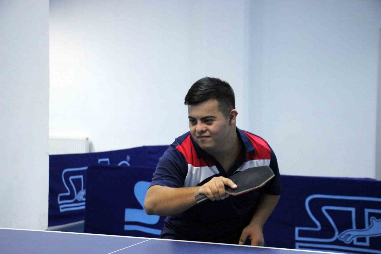 Down sendromlu Umut’un en büyük hedefi masa tenisinde kupa kaldırmak